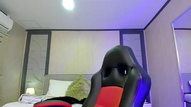 Snapshot of Nicoletta_Whitee chatting on 11.11.25 Nicoletta Whitee online show from 11.11.25