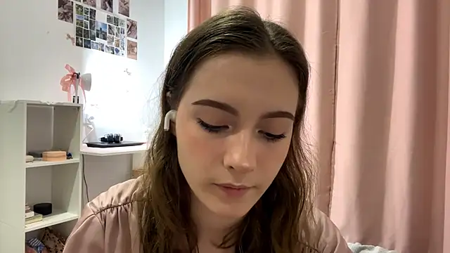 Snapshot of Kira_Sanders chatting on 10.23.25 Kira Sanders online show from 10.23.25