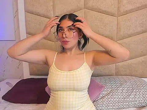 Snapshot of EmmaColliinss chatting on 10.28.25 EmmaColliinss online show from 10.28.25