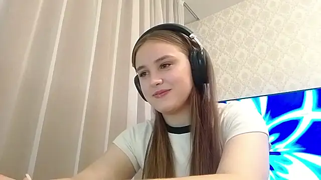 Snapshot of MilaRiviera chatting on 10.23.25 MilaRiviera online show from 10.23.25