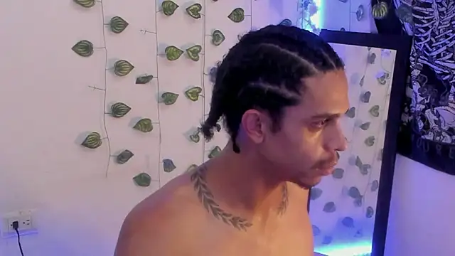 Snapshot of aaron_play chatting on 11.08.25 aaron play online show from 11.08.25