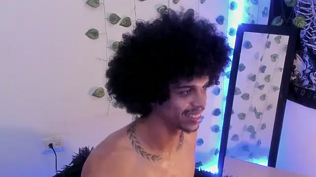 Snapshot of aaron_play chatting on 11.11.25 aaron play online show from 11.11.25