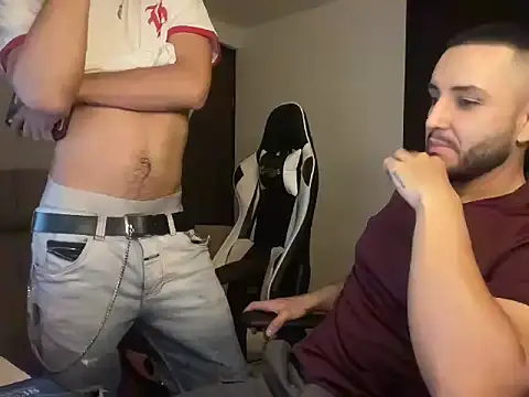 Snapshot of lionandreough chatting on 11.04.25 lionandreough online show from 11.04.25