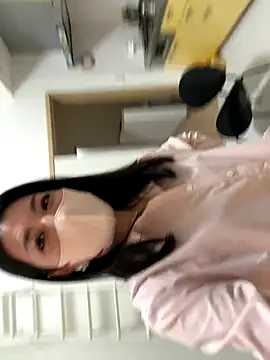 Snapshot of akimix_xoxo chatting on 10.28.25 akimix xoxo online show from 10.28.25