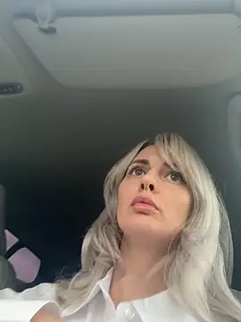 Snapshot of blondegirlx chatting on 11.04.25 blondegirlx online show from 11.04.25