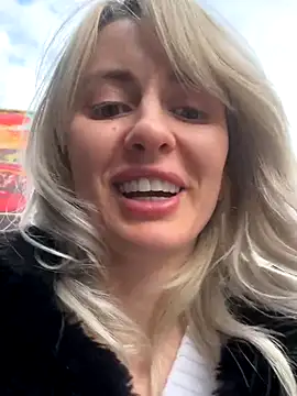 Snapshot of blondegirlx chatting on 11.08.25 blondegirlx online show from 11.08.25