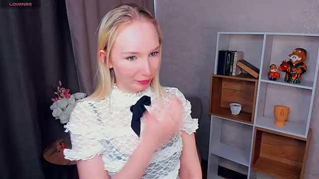 Snapshot of NorikoLiebeck chatting on 10.25.25 NorikoLiebeck online show from 10.25.25