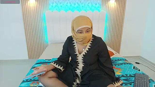 Snapshot of Lina_arabiann chatting on 11.30.25 Lina arabiann online show from 11.30.25