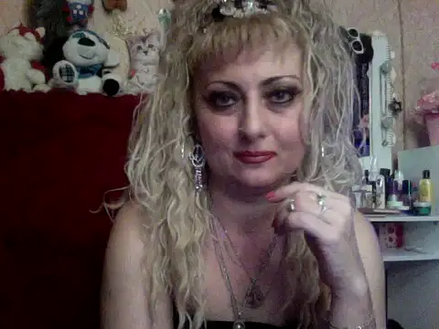 Snapshot of xHot_Amazonq chatting on 11.01.25 xHot Amazonq online show from 11.01.25