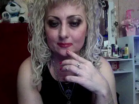 Snapshot of xHot_Amazonq chatting on 11.03.25 xHot Amazonq online show from 11.03.25