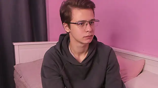 Snapshot of NuvyLace chatting on 10.28.25 NuvyLace online show from 10.28.25