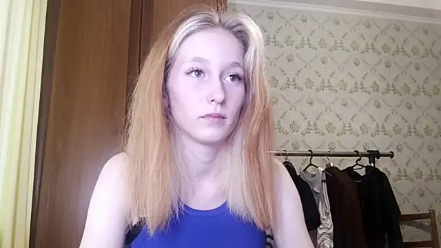 Snapshot of LisaKacitaa chatting on 10.27.25 LisaKacitaa online show from 10.27.25