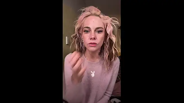 Snapshot of roxiebaby chatting on 10.27.25 roxiebaby online show from 10.27.25