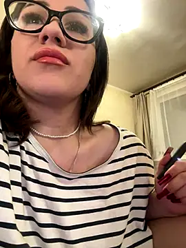 Snapshot of SashaNami chatting on 10.29.25 SashaNami online show from 10.29.25