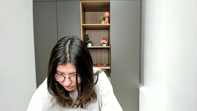 Snapshot of VickieChantos chatting on 10.29.25 VickieChantos online show from 10.29.25