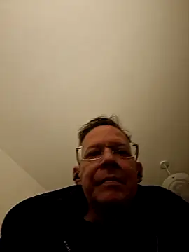 Snapshot of English1976 chatting on 10.28.25 English1976 online show from 10.28.25