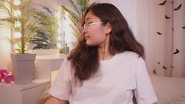 Snapshot of LeanoraBierod chatting on 10.29.25 LeanoraBierod online show from 10.29.25