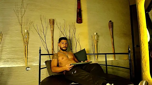 Snapshot of OwenScott chatting on 10.31.25 OwenScott online show from 10.31.25