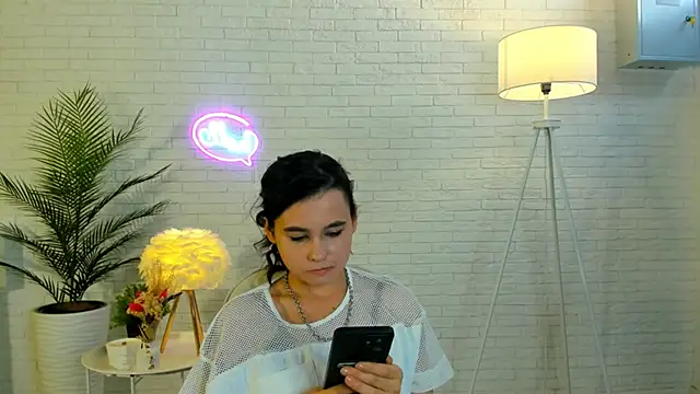 Snapshot of DinahLumb chatting on 10.30.25 DinahLumb online show from 10.30.25