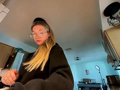 hatgirlsolo online show from 11.29.25