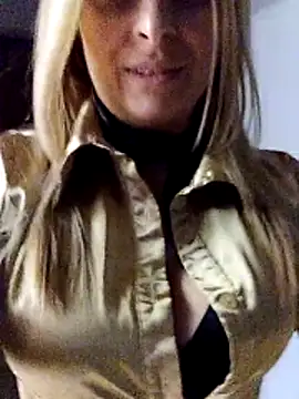 Snapshot of fragoli chatting on 10.30.25 fragoli online show from 10.30.25