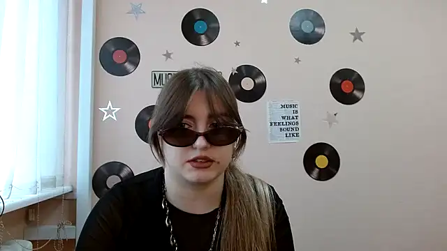 Snapshot of Dance__Queen chatting on 10.31.25 Dance Queen online show from 10.31.25