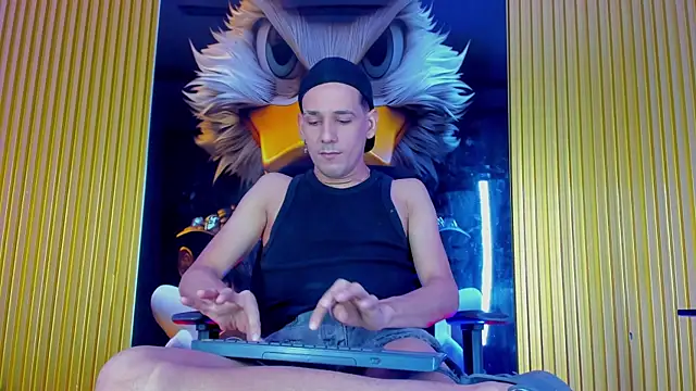 Snapshot of noah_deluxe chatting on 10.30.25 noah deluxe online show from 10.30.25