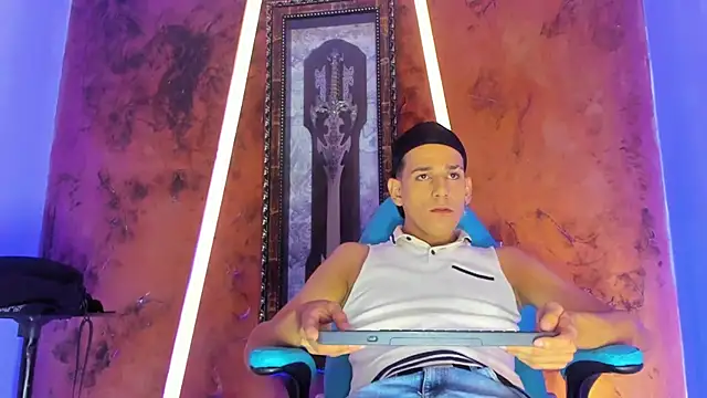 Snapshot of noah_deluxe chatting on 10.31.25 noah deluxe online show from 10.31.25