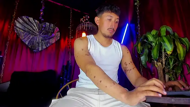 Snapshot of x_heros_x chatting on 11.01.25 x heros x online show from 11.01.25