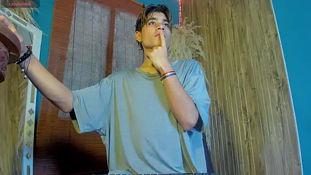 Snapshot of Leo_Glow chatting on 12.03.25 Leo Glow online show from 12.03.25