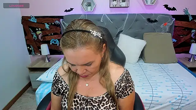 Snapshot of _sarah_lovely chatting on 10.31.25 sarah lovely online show from 10.31.25