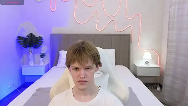 Snapshot of Fakeangel87 chatting on 11.03.25 Fakeangel87 online show from 11.03.25