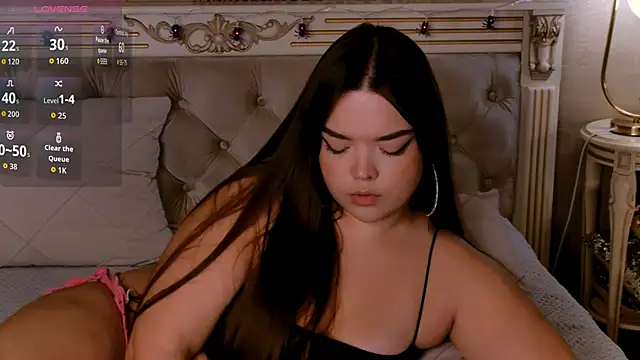 Snapshot of NaomiAster chatting on 11.04.25 NaomiAster online show from 11.04.25