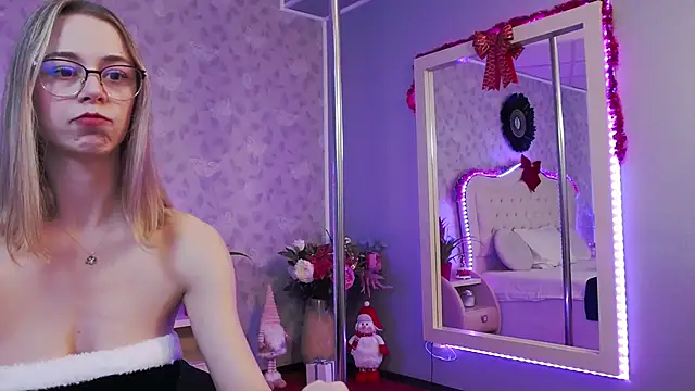 Snapshot of GracieCute chatting on 12.24.24 GracieCute online show from 12.24.24