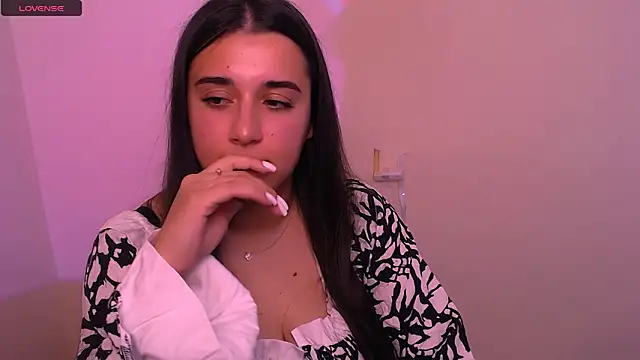 Snapshot of AlinaDoll_ chatting on 11.04.25 AlinaDoll online show from 11.04.25