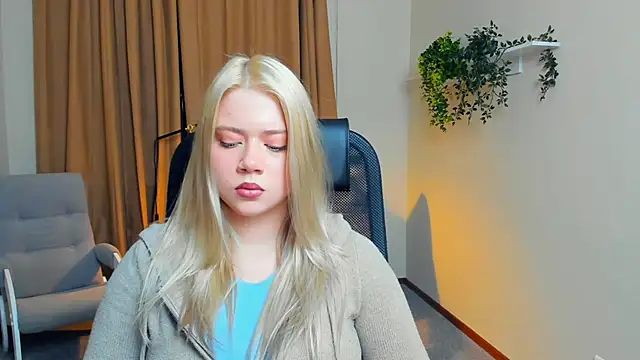 Snapshot of MichelinaRiff chatting on 11.04.25 MichelinaRiff online show from 11.04.25