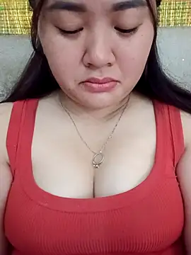 Snapshot of Bee-bgolden chatting on 11.11.25 Bee-bgolden online show from 11.11.25