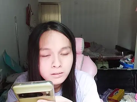 Snapshot of RebelAura chatting on 11.04.25 RebelAura online show from 11.04.25