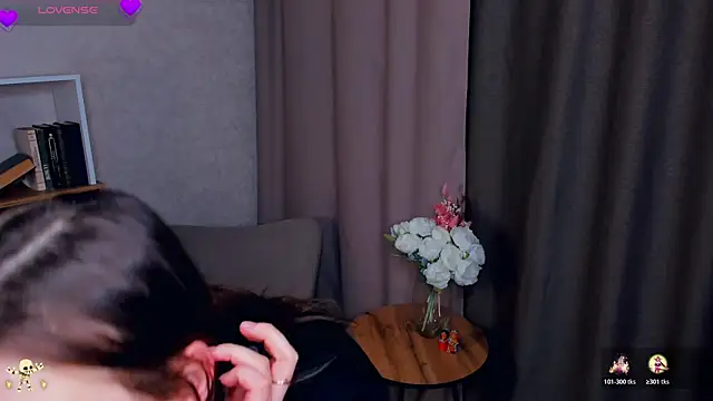 Snapshot of JosieNadile chatting on 11.11.25 JosieNadile online show from 11.11.25