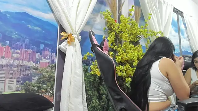 Snapshot of LucieAndSarah chatting on 11.11.25 LucieAndSarah online show from 11.11.25