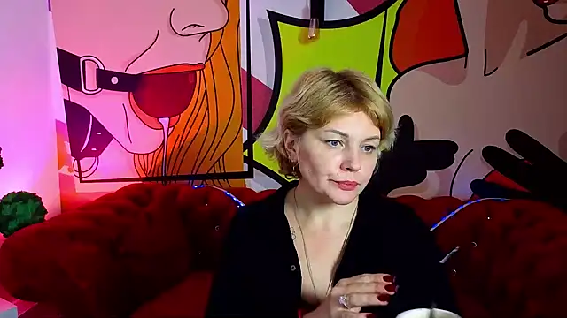 Snapshot of AmaraNights chatting on 11.18.25 AmaraNights online show from 11.18.25