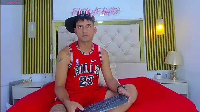 Snapshot of KEVIN_MCKINLEY chatting on 11.08.25 KEVIN MCKINLEY online show from 11.08.25