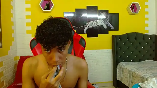 Snapshot of leam_1 chatting on 11.24.25 leam 1 online show from 11.24.25