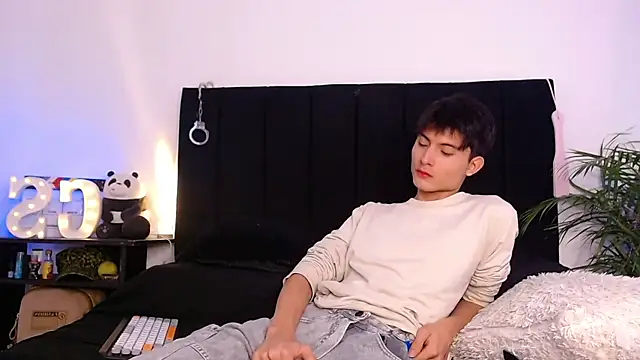 thomasbennett  online show from 11.08.25