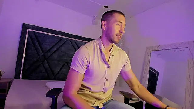 Snapshot of ElianReed chatting on 11.10.25 ElianReed online show from 11.10.25