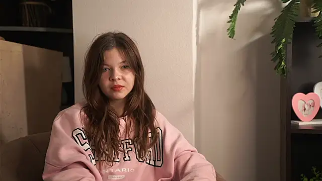 Snapshot of SandiBrucz chatting on 11.08.25 SandiBrucz online show from 11.08.25