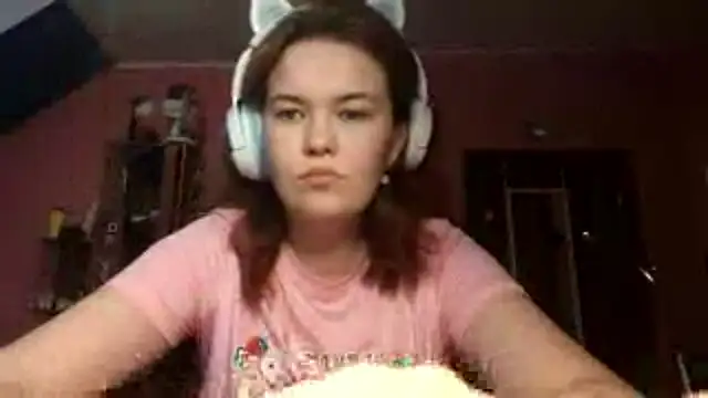 Snapshot of ScrammedUaruna chatting on 11.08.25 ScrammedUaruna online show from 11.08.25