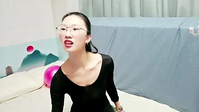 Snapshot of QIQIZHAO-2025 chatting on 12.01.25 QIQIZHAO-2025 online show from 12.01.25