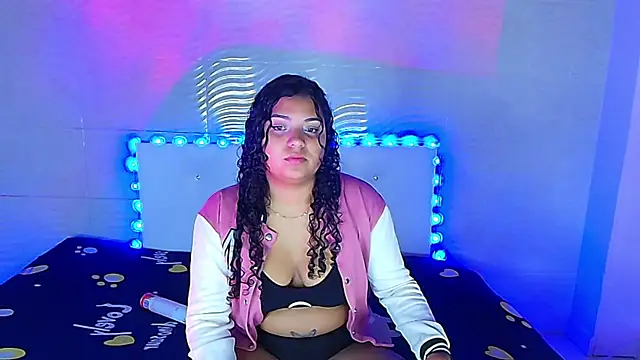 Snapshot of CurlyAliccia_ chatting on 11.16.25 CurlyAliccia online show from 11.16.25