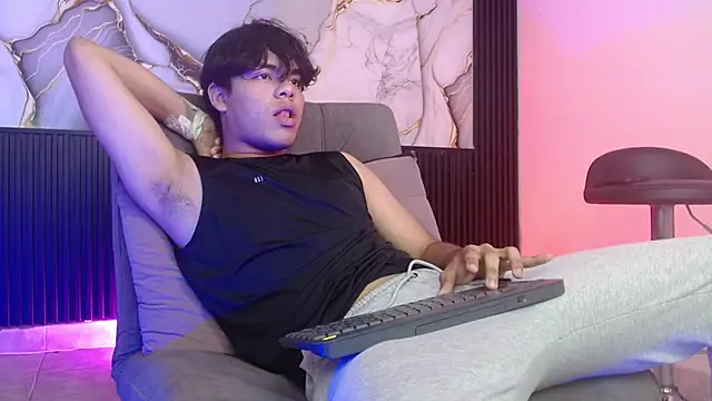 Snapshot of andreh_hot chatting on 11.09.25 andreh hot online show from 11.09.25